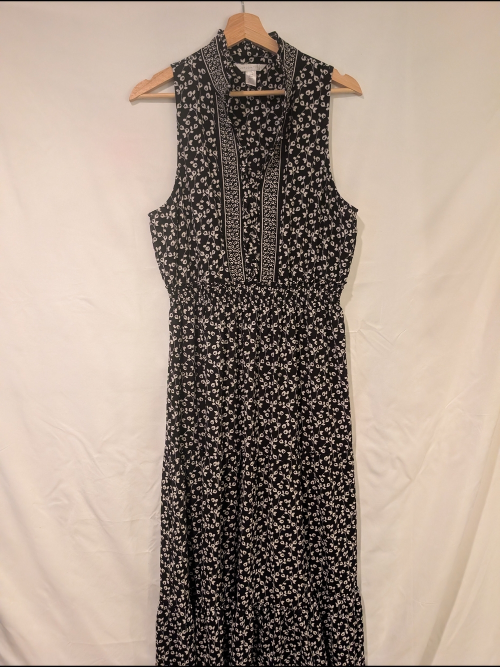 London Times Black & White Sleeveless Maxi Dress with Floral Print